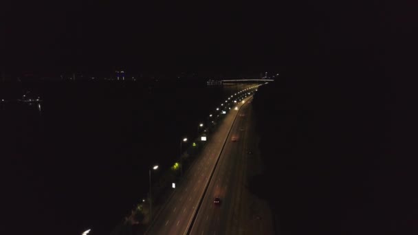 Luchtfoto drone beelden van nacht Kiev. Dijken 's nachts — Stockvideo