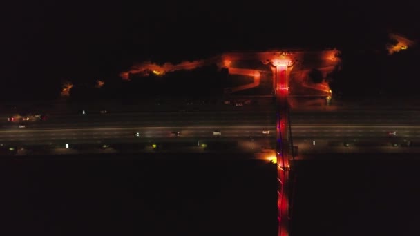 Luchtfoto drone beelden van nacht Kiev. Dijken 's nachts. Bovenaanzicht — Stockvideo
