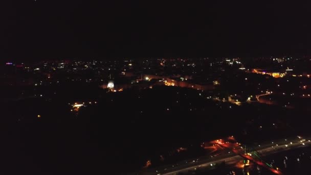 Luchtfoto drone beelden van nacht Kiev. Wandelbrug 's nachts — Stockvideo