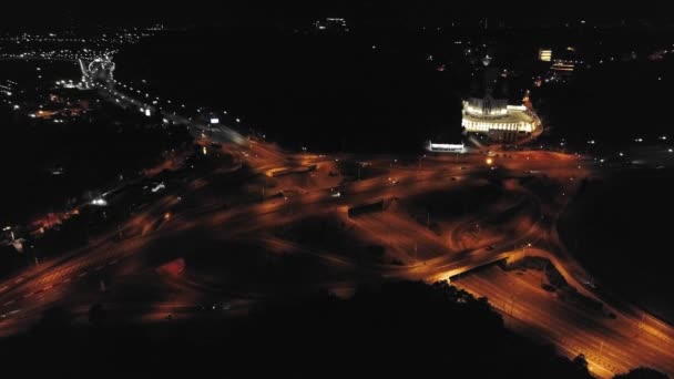 Luchtfoto drone beelden van nacht Kiev. Wegenknooppunt 's nachts — Stockvideo