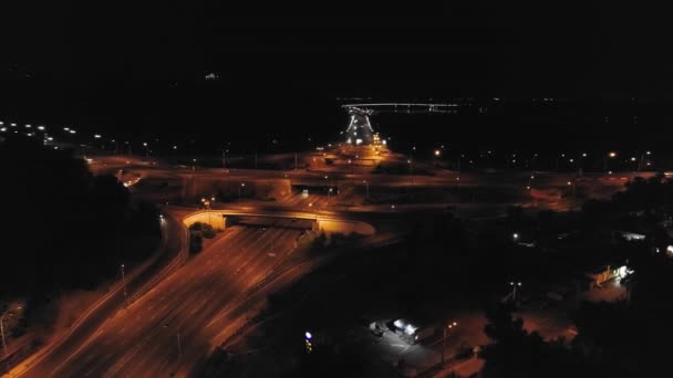 Drone aérien de nuit Kiev. Carrefour routier la nuit — Video
