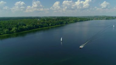 Dnipro Nehri 'ndeki yelkenli yarışı ya da yelkenli yarışının hava aracı görüntüleri.