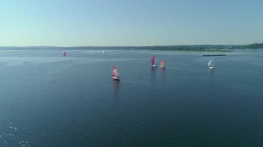 Dnipro Nehri 'ndeki yelkenli yarışı ya da yelkenli yarışının hava aracı görüntüleri.