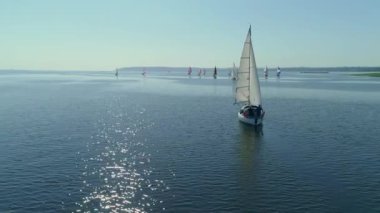 Dnipro Nehri 'ndeki yelkenli yarışı ya da yelkenli yarışının hava aracı görüntüleri.