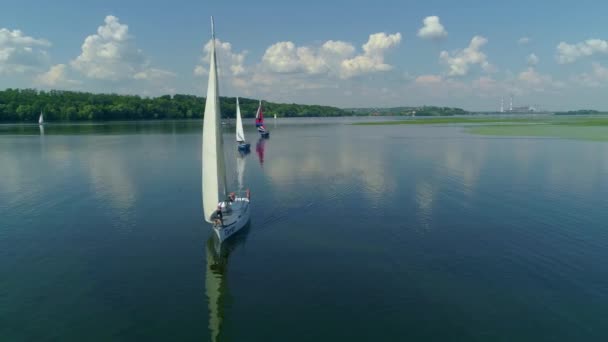 Filmato aereo drone di regata o regata a vela al fiume Dnipro — Video Stock