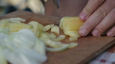 Doğa yürüyüşü yaparken yemek pişirmek. Tahtada sebze dilimliyorum.