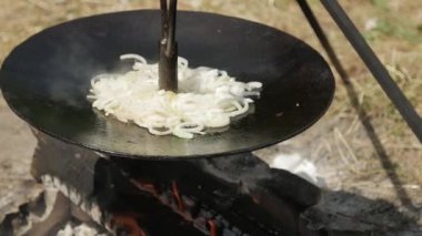 Yürüyüş sırasında kamp ateşinde yemek pişirmek.