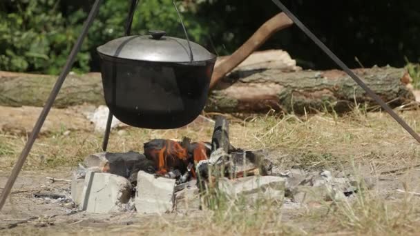 ハイキング中にキャンプファイヤーで昼食を調理する — ストック動画