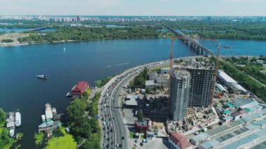 Kyiv 'deki işlek cadde boyunca trafik sıkışıklığının hava aracı görüntüleri.