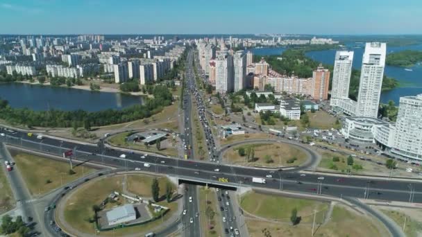 Filmato aereo drone di ingorgo lungo il trafficato viale Bandery a Kiev. — Video Stock