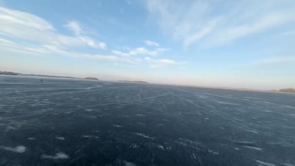 FPV drone άποψη της χαμηλής και γρήγορης πτήσης πάνω από το παγωμένο ποτάμι στο ηλιοβασίλεμα — Αρχείο Βίντεο