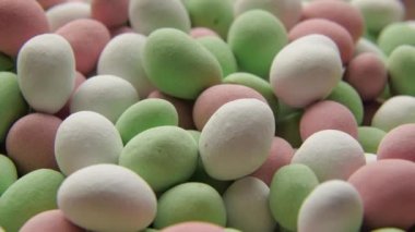 Kapalı çekmeceler tabakta, pastel yumuşak renkler. Tabak dönüyor.