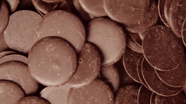 Σοκολάτα σε ροκανίδια, περιστρεφόμενη εξαιρετικά κοντινή προβολή από πάνω προς τα κάτω — Αρχείο Βίντεο
