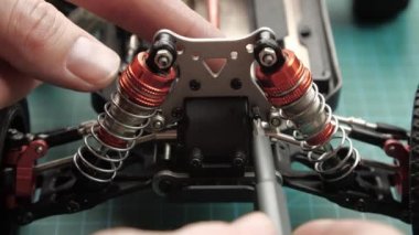 Kapalı telsiz kontrol model böcek arabası. Efendinin elleri ön süspansiyonu toplayın.