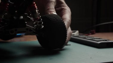 Kapalı telsiz kontrol model böcek arabası. # Modelin tekerleğini monte eden ustanın elleri #