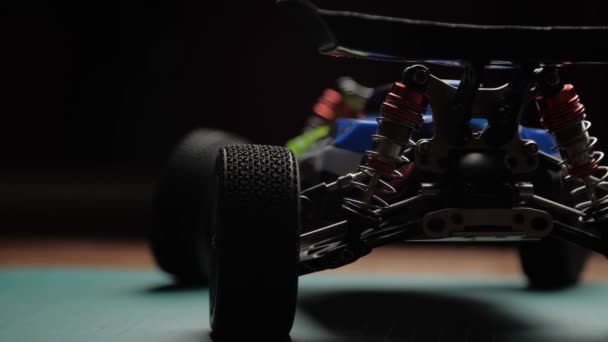 Close-up rádió vezérlő modell buggy autó vágó szőnyegen, hátsó nézet — Stock videók