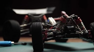 Kesme minderinde dönen kabuk olmadan radyo kontrol model puset arabası, ön görünüm