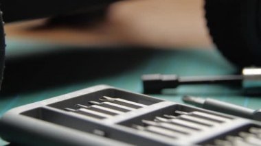 Tornavidalarla minder, kablolu elektronik aletlerle kesme makinesinde radyo kontrol modelini kapat.