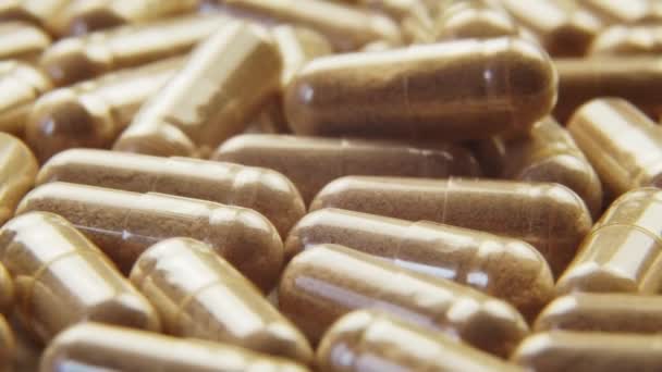 Tabletta kapszula biológiailag aktív adalékanyagokkal rotációs makroinjekcióval — Stock videók