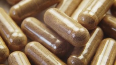 Biyolojik olarak aktif katkı maddeleri içeren hap kapsülleri. Dönme makro çekim.