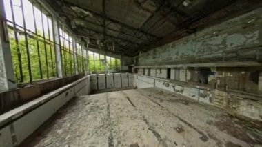 FPV dron görüntüsü. Pripyat şehrinin içindeki terk edilmiş yüzme havuzu..