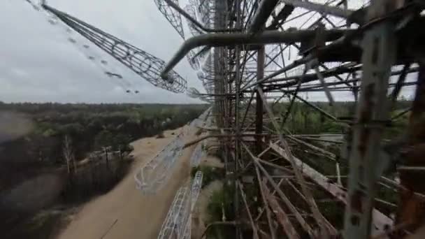 Widok drona FPV przez horyzont systemu radarowego Duga w deszczu. Strefa Wykluczenia Czarnobyla — Wideo stockowe