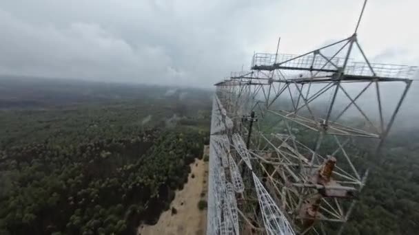 Widok drona FPV przez horyzont systemu radarowego Duga w deszczu. Strefa Wykluczenia Czarnobyla — Wideo stockowe