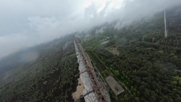 Ufuk ötesi FPV drone görüntüsü yağmur altında duga radar sistemi. Çernobil Yasaklama Bölgesi — Stok video