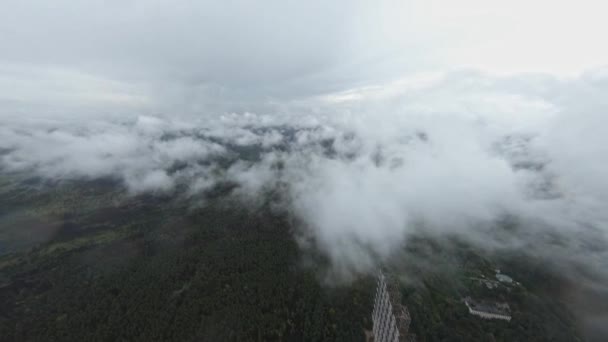 FPV drone vista di oltre orizzonte sistema radar duga sotto la pioggia. La zona di esclusione di Chernobyl — Video Stock