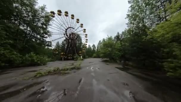 ФПВ вид с беспилотника. Полет в парк развлечений на колесе обозрения в заброшенном городе Припять — стоковое видео