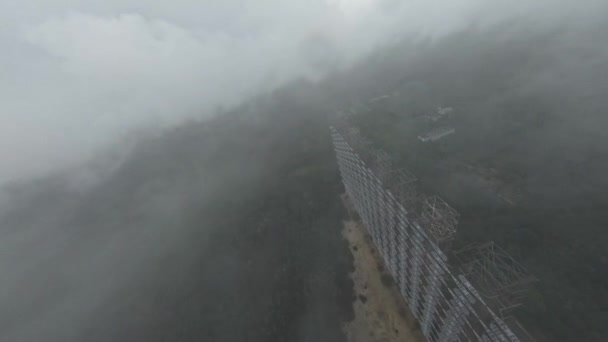 FPV drone view of over horizon duga radar system in the rain. Zona de Exclusão de Chernobil — Vídeo de Stock