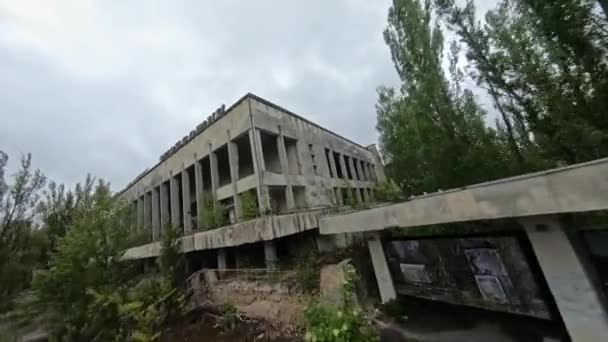 FPV drone zicht. Vlucht over centrale plein en binnen gebouw van verlaten Pripyat stad in de regen. — Stockvideo