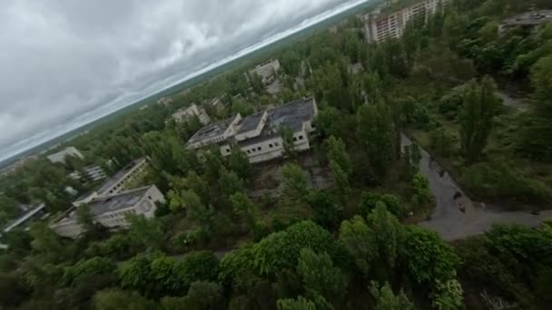 Pohled na FPV drone. Let nad centrálním náměstím opuštěného města Pripyat v dešti. — Stock video