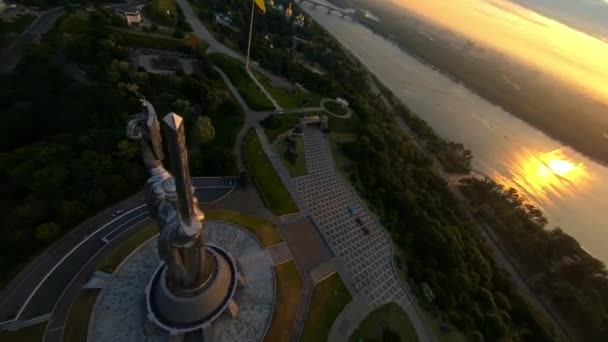 FPV insansız hava aracı görüntüleri. Gün doğumunda Kyiv 'deki anıtın üzerinden uç. Ukrayna, Kyiv - 10 Haziran 2021. — Stok video