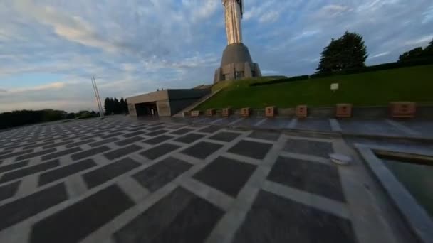 FPV insansız hava aracı görüntüleri. Gün doğumunda Kyiv 'deki anıtın üzerinden uç. Ukrayna, Kyiv - 10 Haziran 2021 — Stok video