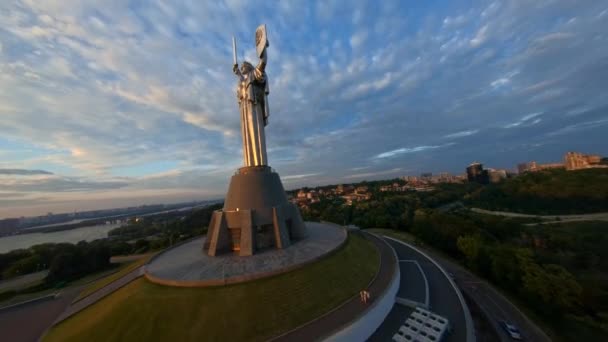 Βίντεο από τηλεκατευθυνόμενο. Πετάξτε πάνω από το μνημείο της πατρίδας στο Κίεβο την αυγή. — Αρχείο Βίντεο