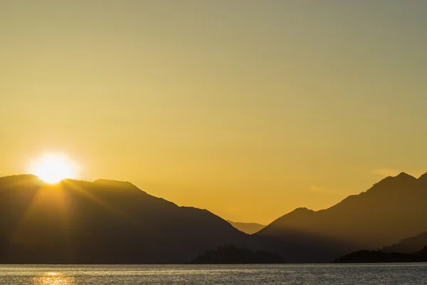 Dağlar ve deniz üzerinde gündoğumu