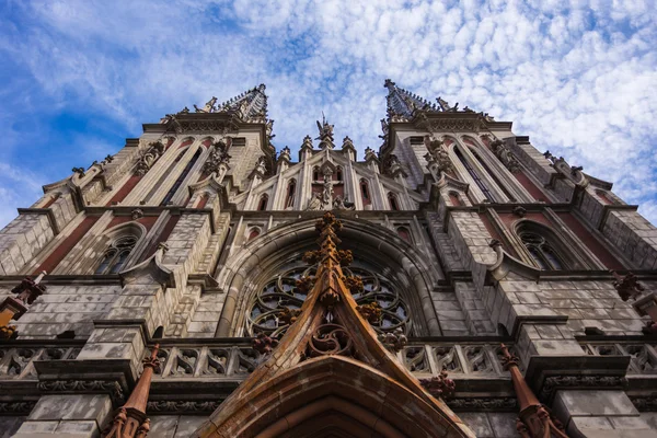 Gotisk kyrka byggnad molnig himmel bakgrund låg vinkel — Stockfoto