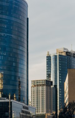 Bulutlu bir günde gökdelenlerin cepheler ile sokak