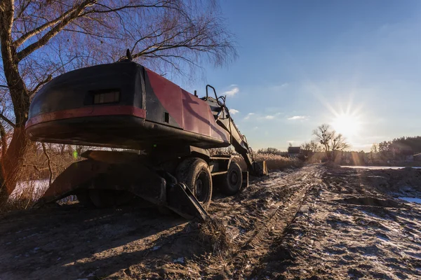 Kırmızı tarak Park edilmiş bir toprak yol arkadan görünüm