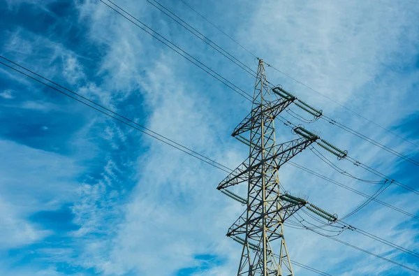 Güç hatları kutup mavi gökyüzü ile bulutlar düşük açılı