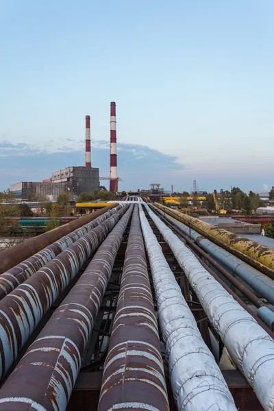 Tubería que conduce a la central térmica en la perspectiva de fondo —  Fotos de Stock