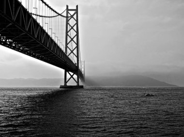 Körfezin karşısındaki büyük köprü tek renkli sise açılıyor.