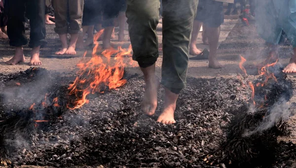 Sıcak Kömürlerin Üzerinde Yürüyen Insanların Ayakları Telifsiz Stok Fotoğraflar