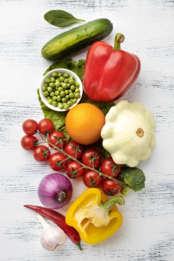 Sebzelerle üst görünüm bileşimi