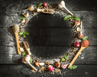 baharatlar siyah arkaplan alanı metni