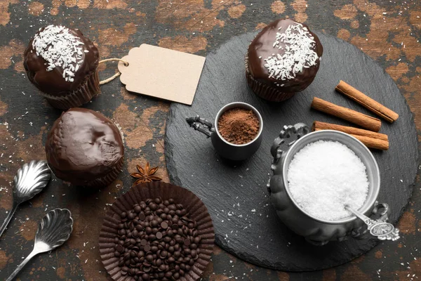 Шоколадные Десерты Высокого Угла Кокосовыми Хлопьями Корицей — стоковое фото