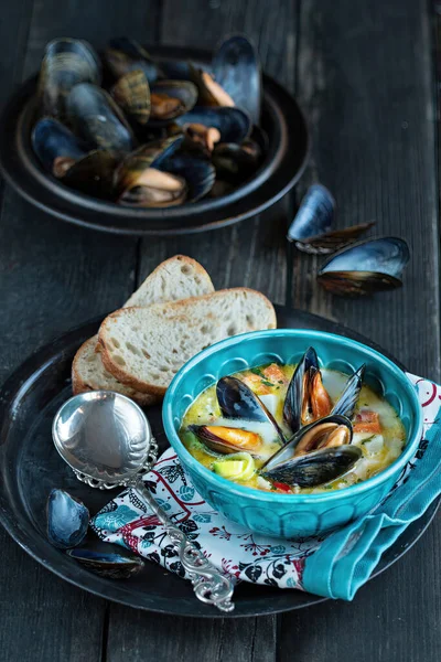Mussels Creamy Soup Blue Plate Slices White Bread — Foto Stock