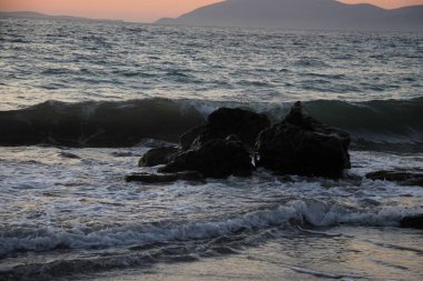 Akşam kumsalı, deniz dalgaları, Kos Adası, Yunanistan