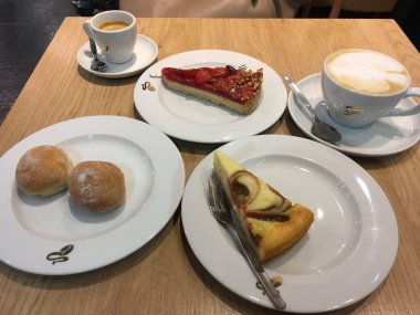 Kahve ve kekler masada.